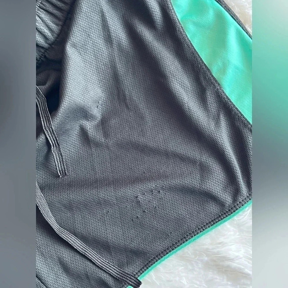 Women’s New Balance Athletic Shorts Size Medium - Picture 7 of 7